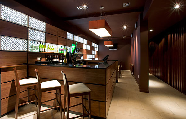 Bar in Edinburgh reastaurant by Scottish architect
